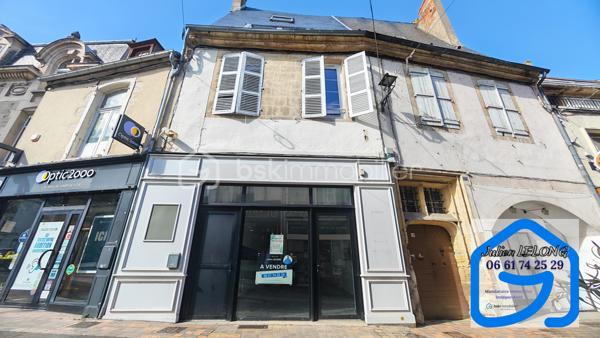 🔑 Immeuble à vendre – Libre d'occupation -- Idéal investisseur – Hyper centre de Decize

Opportunité rare à Decize ! Immeuble composé de deux lots situé en plein cœur de ville, idéal pour un projet d’investissement locatif.

RENDEMENT brut Possible 10.68 %

🏠 Partie habitation
	• Appartement de 159 m² libre
	• Réparti sur 3 niveaux, comprenant :
• 1er étage : cuisine (21 m²), salon/séjour (29 m²), bureau, salle de bain avec WC, 1 réserve (43 m²)
• 2e étage : 3 chambres (11,6 m² – 14,8 m² – 12,1 m²)
• 3e étage : 1 grande chambre (26 m²)
	• Huisseries PVC double vitrage, 1 chambre avec fenêtre coulissante alu
	• Chauffage central au gaz de ville avec thermostat centralisé
	• Toiture refaite à neuf

🏢 Local commercial
	• Surface de 124 m² (libre)
	• Composé de 5 pièces au rez-de-chaussée :
• Magasin (58 m²)
• Bureau (11,5 m²)
• Cuisine, WC, salle de réunion
• 2 pièces de stockage
	• Grande cave voûtée courant sous tout l'immeuble
	• Porte d’entrée et vitrine en aluminium (vitrine : 1,70 m)
	• Chauffage électrique

📄 Informations complémentaires
	• L’immeuble est vendu libre d'occupation
	• Idéal pour un investissement locatif mixte (habitation + commerce)

📍 Situation : hyper centre de Decize, proche de toutes commodités

Photos supplémentaires disponibles sur BSK IMMOBILIER > Nos conseillers > Julien LELONG.
Pour tout renseignement complémentaire ou pour une visite, contactez moi au 06.61.74.25.29.

Informations annonce: