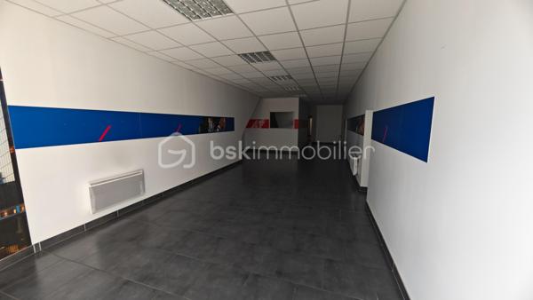 🔑 Immeuble à vendre – Libre d'occupation -- Idéal investisseur – Hyper centre de Decize

Opportunité rare à Decize ! Immeuble composé de deux lots situé en plein cœur de ville, idéal pour un projet d’investissement locatif.

RENDEMENT brut Possible 10.68 %

🏠 Partie habitation
	• Appartement de 159 m² libre
	• Réparti sur 3 niveaux, comprenant :
• 1er étage : cuisine (21 m²), salon/séjour (29 m²), bureau, salle de bain avec WC, 1 réserve (43 m²)
• 2e étage : 3 chambres (11,6 m² – 14,8 m² – 12,1 m²)
• 3e étage : 1 grande chambre (26 m²)
	• Huisseries PVC double vitrage, 1 chambre avec fenêtre coulissante alu
	• Chauffage central au gaz de ville avec thermostat centralisé
	• Toiture refaite à neuf

🏢 Local commercial
	• Surface de 124 m² (libre)
	• Composé de 5 pièces au rez-de-chaussée :
• Magasin (58 m²)
• Bureau (11,5 m²)
• Cuisine, WC, salle de réunion
• 2 pièces de stockage
	• Grande cave voûtée courant sous tout l'immeuble
	• Porte d’entrée et vitrine en aluminium (vitrine : 1,70 m)
	• Chauffage électrique

📄 Informations complémentaires
	• L’immeuble est vendu libre d'occupation
	• Idéal pour un investissement locatif mixte (habitation + commerce)

📍 Situation : hyper centre de Decize, proche de toutes commodités

Photos supplémentaires disponibles sur BSK IMMOBILIER > Nos conseillers > Julien LELONG.
Pour tout renseignement complémentaire ou pour une visite, contactez moi au 06.61.74.25.29.

Informations annonce: