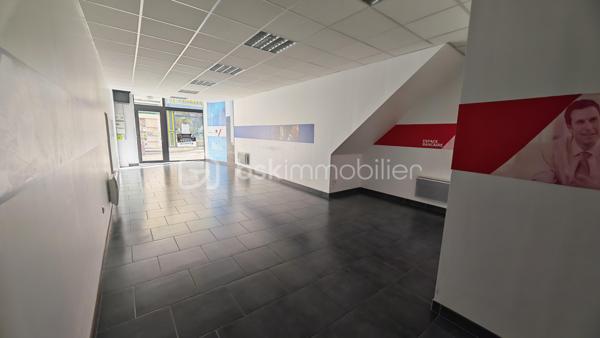 🔑 Immeuble à vendre – Libre d'occupation -- Idéal investisseur – Hyper centre de Decize

Opportunité rare à Decize ! Immeuble composé de deux lots situé en plein cœur de ville, idéal pour un projet d’investissement locatif.

RENDEMENT brut Possible 10.68 %

🏠 Partie habitation
	• Appartement de 159 m² libre
	• Réparti sur 3 niveaux, comprenant :
• 1er étage : cuisine (21 m²), salon/séjour (29 m²), bureau, salle de bain avec WC, 1 réserve (43 m²)
• 2e étage : 3 chambres (11,6 m² – 14,8 m² – 12,1 m²)
• 3e étage : 1 grande chambre (26 m²)
	• Huisseries PVC double vitrage, 1 chambre avec fenêtre coulissante alu
	• Chauffage central au gaz de ville avec thermostat centralisé
	• Toiture refaite à neuf

🏢 Local commercial
	• Surface de 124 m² (libre)
	• Composé de 5 pièces au rez-de-chaussée :
• Magasin (58 m²)
• Bureau (11,5 m²)
• Cuisine, WC, salle de réunion
• 2 pièces de stockage
	• Grande cave voûtée courant sous tout l'immeuble
	• Porte d’entrée et vitrine en aluminium (vitrine : 1,70 m)
	• Chauffage électrique

📄 Informations complémentaires
	• L’immeuble est vendu libre d'occupation
	• Idéal pour un investissement locatif mixte (habitation + commerce)

📍 Situation : hyper centre de Decize, proche de toutes commodités

Photos supplémentaires disponibles sur BSK IMMOBILIER > Nos conseillers > Julien LELONG.
Pour tout renseignement complémentaire ou pour une visite, contactez moi au 06.61.74.25.29.

Informations annonce: