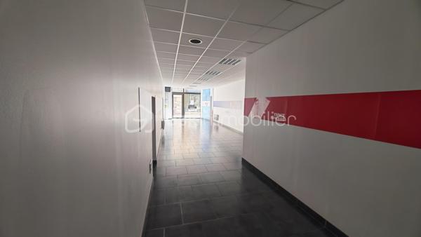 🔑 Immeuble à vendre – Libre d'occupation -- Idéal investisseur – Hyper centre de Decize

Opportunité rare à Decize ! Immeuble composé de deux lots situé en plein cœur de ville, idéal pour un projet d’investissement locatif.

RENDEMENT brut Possible 10.68 %

🏠 Partie habitation
	• Appartement de 159 m² libre
	• Réparti sur 3 niveaux, comprenant :
• 1er étage : cuisine (21 m²), salon/séjour (29 m²), bureau, salle de bain avec WC, 1 réserve (43 m²)
• 2e étage : 3 chambres (11,6 m² – 14,8 m² – 12,1 m²)
• 3e étage : 1 grande chambre (26 m²)
	• Huisseries PVC double vitrage, 1 chambre avec fenêtre coulissante alu
	• Chauffage central au gaz de ville avec thermostat centralisé
	• Toiture refaite à neuf

🏢 Local commercial
	• Surface de 124 m² (libre)
	• Composé de 5 pièces au rez-de-chaussée :
• Magasin (58 m²)
• Bureau (11,5 m²)
• Cuisine, WC, salle de réunion
• 2 pièces de stockage
	• Grande cave voûtée courant sous tout l'immeuble
	• Porte d’entrée et vitrine en aluminium (vitrine : 1,70 m)
	• Chauffage électrique

📄 Informations complémentaires
	• L’immeuble est vendu libre d'occupation
	• Idéal pour un investissement locatif mixte (habitation + commerce)

📍 Situation : hyper centre de Decize, proche de toutes commodités

Photos supplémentaires disponibles sur BSK IMMOBILIER > Nos conseillers > Julien LELONG.
Pour tout renseignement complémentaire ou pour une visite, contactez moi au 06.61.74.25.29.

Informations annonce: