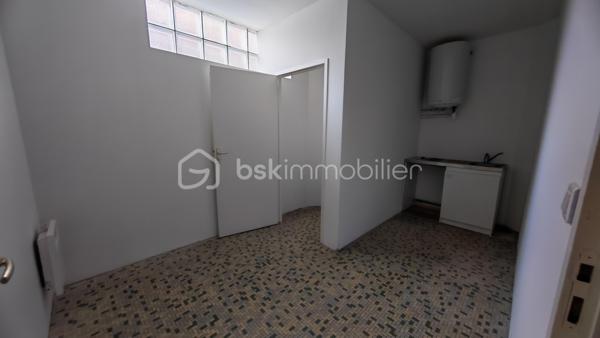 🔑 Immeuble à vendre – Libre d'occupation -- Idéal investisseur – Hyper centre de Decize

Opportunité rare à Decize ! Immeuble composé de deux lots situé en plein cœur de ville, idéal pour un projet d’investissement locatif.

RENDEMENT brut Possible 10.68 %

🏠 Partie habitation
	• Appartement de 159 m² libre
	• Réparti sur 3 niveaux, comprenant :
• 1er étage : cuisine (21 m²), salon/séjour (29 m²), bureau, salle de bain avec WC, 1 réserve (43 m²)
• 2e étage : 3 chambres (11,6 m² – 14,8 m² – 12,1 m²)
• 3e étage : 1 grande chambre (26 m²)
	• Huisseries PVC double vitrage, 1 chambre avec fenêtre coulissante alu
	• Chauffage central au gaz de ville avec thermostat centralisé
	• Toiture refaite à neuf

🏢 Local commercial
	• Surface de 124 m² (libre)
	• Composé de 5 pièces au rez-de-chaussée :
• Magasin (58 m²)
• Bureau (11,5 m²)
• Cuisine, WC, salle de réunion
• 2 pièces de stockage
	• Grande cave voûtée courant sous tout l'immeuble
	• Porte d’entrée et vitrine en aluminium (vitrine : 1,70 m)
	• Chauffage électrique

📄 Informations complémentaires
	• L’immeuble est vendu libre d'occupation
	• Idéal pour un investissement locatif mixte (habitation + commerce)

📍 Situation : hyper centre de Decize, proche de toutes commodités

Photos supplémentaires disponibles sur BSK IMMOBILIER > Nos conseillers > Julien LELONG.
Pour tout renseignement complémentaire ou pour une visite, contactez moi au 06.61.74.25.29.

Informations annonce: