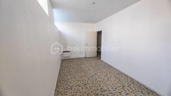🔑 Immeuble à vendre – Libre d'occupation -- Idéal investisseur – Hyper centre de Decize

Opportunité rare à Decize ! Immeuble composé de deux lots situé en plein cœur de ville, idéal pour un projet d’investissement locatif.

RENDEMENT brut Possible 10.68 %

🏠 Partie habitation
	• Appartement de 159 m² libre
	• Réparti sur 3 niveaux, comprenant :
• 1er étage : cuisine (21 m²), salon/séjour (29 m²), bureau, salle de bain avec WC, 1 réserve (43 m²)
• 2e étage : 3 chambres (11,6 m² – 14,8 m² – 12,1 m²)
• 3e étage : 1 grande chambre (26 m²)
	• Huisseries PVC double vitrage, 1 chambre avec fenêtre coulissante alu
	• Chauffage central au gaz de ville avec thermostat centralisé
	• Toiture refaite à neuf

🏢 Local commercial
	• Surface de 124 m² (libre)
	• Composé de 5 pièces au rez-de-chaussée :
• Magasin (58 m²)
• Bureau (11,5 m²)
• Cuisine, WC, salle de réunion
• 2 pièces de stockage
	• Grande cave voûtée courant sous tout l'immeuble
	• Porte d’entrée et vitrine en aluminium (vitrine : 1,70 m)
	• Chauffage électrique

📄 Informations complémentaires
	• L’immeuble est vendu libre d'occupation
	• Idéal pour un investissement locatif mixte (habitation + commerce)

📍 Situation : hyper centre de Decize, proche de toutes commodités

Photos supplémentaires disponibles sur BSK IMMOBILIER > Nos conseillers > Julien LELONG.
Pour tout renseignement complémentaire ou pour une visite, contactez moi au 06.61.74.25.29.

Informations annonce: