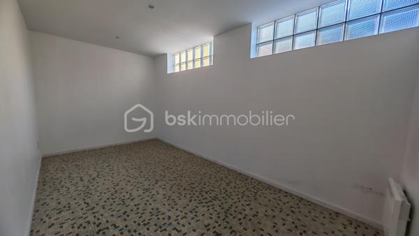 🔑 Immeuble à vendre – Libre d'occupation -- Idéal investisseur – Hyper centre de Decize

Opportunité rare à Decize ! Immeuble composé de deux lots situé en plein cœur de ville, idéal pour un projet d’investissement locatif.

RENDEMENT brut Possible 10.68 %

🏠 Partie habitation
	• Appartement de 159 m² libre
	• Réparti sur 3 niveaux, comprenant :
• 1er étage : cuisine (21 m²), salon/séjour (29 m²), bureau, salle de bain avec WC, 1 réserve (43 m²)
• 2e étage : 3 chambres (11,6 m² – 14,8 m² – 12,1 m²)
• 3e étage : 1 grande chambre (26 m²)
	• Huisseries PVC double vitrage, 1 chambre avec fenêtre coulissante alu
	• Chauffage central au gaz de ville avec thermostat centralisé
	• Toiture refaite à neuf

🏢 Local commercial
	• Surface de 124 m² (libre)
	• Composé de 5 pièces au rez-de-chaussée :
• Magasin (58 m²)
• Bureau (11,5 m²)
• Cuisine, WC, salle de réunion
• 2 pièces de stockage
	• Grande cave voûtée courant sous tout l'immeuble
	• Porte d’entrée et vitrine en aluminium (vitrine : 1,70 m)
	• Chauffage électrique

📄 Informations complémentaires
	• L’immeuble est vendu libre d'occupation
	• Idéal pour un investissement locatif mixte (habitation + commerce)

📍 Situation : hyper centre de Decize, proche de toutes commodités

Photos supplémentaires disponibles sur BSK IMMOBILIER > Nos conseillers > Julien LELONG.
Pour tout renseignement complémentaire ou pour une visite, contactez moi au 06.61.74.25.29.

Informations annonce: