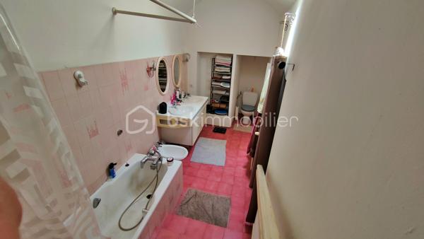🔑 Immeuble à vendre – Libre d'occupation -- Idéal investisseur – Hyper centre de Decize

Opportunité rare à Decize ! Immeuble composé de deux lots situé en plein cœur de ville, idéal pour un projet d’investissement locatif.

RENDEMENT brut Possible 10.68 %

🏠 Partie habitation
	• Appartement de 159 m² libre
	• Réparti sur 3 niveaux, comprenant :
• 1er étage : cuisine (21 m²), salon/séjour (29 m²), bureau, salle de bain avec WC, 1 réserve (43 m²)
• 2e étage : 3 chambres (11,6 m² – 14,8 m² – 12,1 m²)
• 3e étage : 1 grande chambre (26 m²)
	• Huisseries PVC double vitrage, 1 chambre avec fenêtre coulissante alu
	• Chauffage central au gaz de ville avec thermostat centralisé
	• Toiture refaite à neuf

🏢 Local commercial
	• Surface de 124 m² (libre)
	• Composé de 5 pièces au rez-de-chaussée :
• Magasin (58 m²)
• Bureau (11,5 m²)
• Cuisine, WC, salle de réunion
• 2 pièces de stockage
	• Grande cave voûtée courant sous tout l'immeuble
	• Porte d’entrée et vitrine en aluminium (vitrine : 1,70 m)
	• Chauffage électrique

📄 Informations complémentaires
	• L’immeuble est vendu libre d'occupation
	• Idéal pour un investissement locatif mixte (habitation + commerce)

📍 Situation : hyper centre de Decize, proche de toutes commodités

Photos supplémentaires disponibles sur BSK IMMOBILIER > Nos conseillers > Julien LELONG.
Pour tout renseignement complémentaire ou pour une visite, contactez moi au 06.61.74.25.29.

Informations annonce: