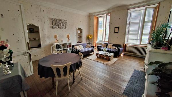 🔑 Immeuble à vendre – Libre d'occupation -- Idéal investisseur – Hyper centre de Decize

Opportunité rare à Decize ! Immeuble composé de deux lots situé en plein cœur de ville, idéal pour un projet d’investissement locatif.

RENDEMENT brut Possible 10.68 %

🏠 Partie habitation
	• Appartement de 159 m² libre
	• Réparti sur 3 niveaux, comprenant :
• 1er étage : cuisine (21 m²), salon/séjour (29 m²), bureau, salle de bain avec WC, 1 réserve (43 m²)
• 2e étage : 3 chambres (11,6 m² – 14,8 m² – 12,1 m²)
• 3e étage : 1 grande chambre (26 m²)
	• Huisseries PVC double vitrage, 1 chambre avec fenêtre coulissante alu
	• Chauffage central au gaz de ville avec thermostat centralisé
	• Toiture refaite à neuf

🏢 Local commercial
	• Surface de 124 m² (libre)
	• Composé de 5 pièces au rez-de-chaussée :
• Magasin (58 m²)
• Bureau (11,5 m²)
• Cuisine, WC, salle de réunion
• 2 pièces de stockage
	• Grande cave voûtée courant sous tout l'immeuble
	• Porte d’entrée et vitrine en aluminium (vitrine : 1,70 m)
	• Chauffage électrique

📄 Informations complémentaires
	• L’immeuble est vendu libre d'occupation
	• Idéal pour un investissement locatif mixte (habitation + commerce)

📍 Situation : hyper centre de Decize, proche de toutes commodités

Photos supplémentaires disponibles sur BSK IMMOBILIER > Nos conseillers > Julien LELONG.
Pour tout renseignement complémentaire ou pour une visite, contactez moi au 06.61.74.25.29.

Informations annonce: