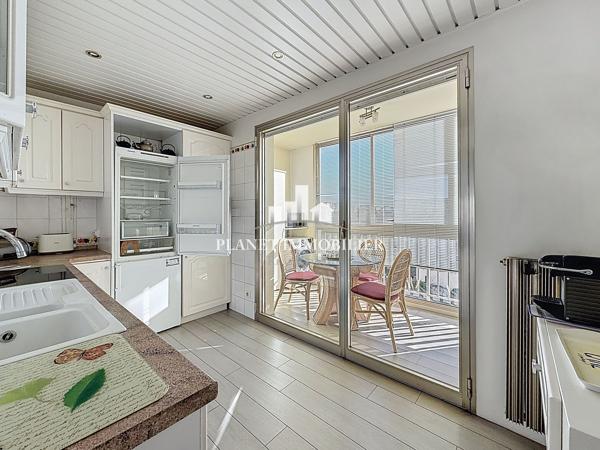 JUAN LES PINS 3 PIECES GARAGE ET CAVE VUE MER