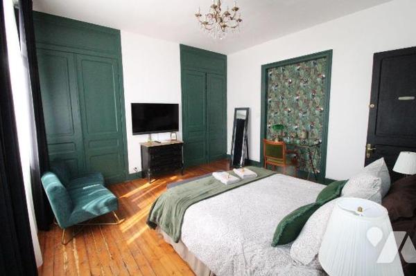 VILLA 330 M2 - 7 CHAMBRES AVEC SALLE DE BAINS - 1 APPARTEMENT - JARDIN ET GARAGE - A VENDRE - M...