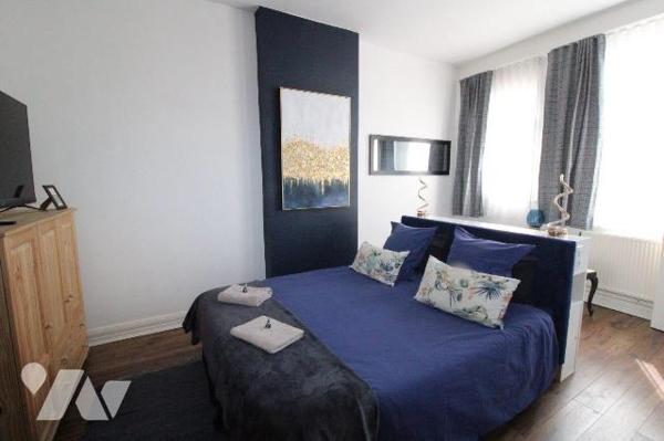 VILLA 330 M2 - 7 CHAMBRES AVEC SALLE DE BAINS - 1 APPARTEMENT - JARDIN ET GARAGE - A VENDRE - M...