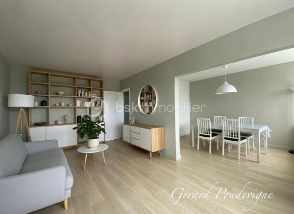 Au calme et sans vis à vis, grand 4 pièces en triple exposition.
Séjour double , 3 chambres.
Cuisine aménagée en parfait état.
Salle de Bain avec Buanderie.
Wc suspendus indépendants.
Cave et parking privé
Résidence avec Gardien, ascenseur, sécurisée et ravalée
Pas de travaux à prévoir.