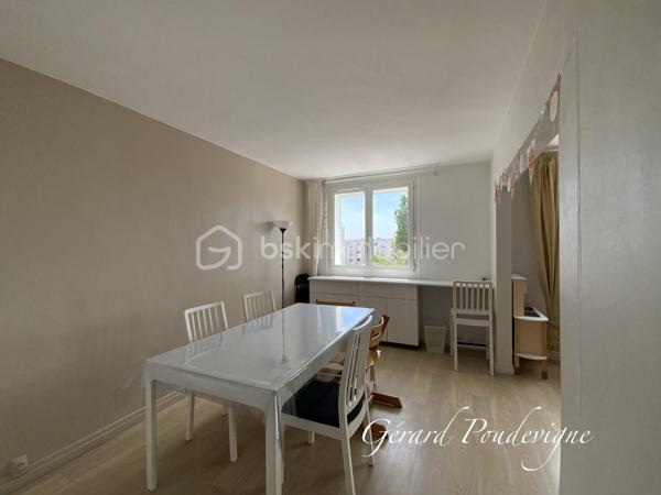 Au calme et sans vis à vis, grand 4 pièces en triple exposition.
Séjour double , 3 chambres.
Cuisine aménagée en parfait état.
Salle de Bain avec Buanderie.
Wc suspendus indépendants.
Cave et parking privé
Résidence avec Gardien, ascenseur, sécurisée et ravalée
Pas de travaux à prévoir.