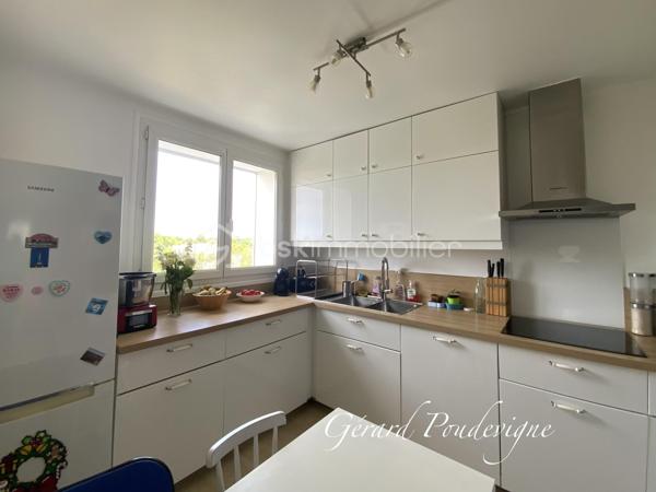 Au calme et sans vis à vis, grand 4 pièces en triple exposition.
Séjour double , 3 chambres.
Cuisine aménagée en parfait état.
Salle de Bain avec Buanderie.
Wc suspendus indépendants.
Cave et parking privé
Résidence avec Gardien, ascenseur, sécurisée et ravalée
Pas de travaux à prévoir.