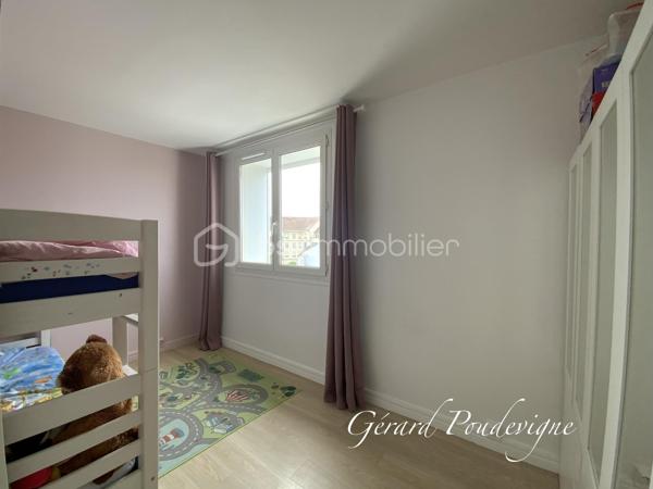 Au calme et sans vis à vis, grand 4 pièces en triple exposition.
Séjour double , 3 chambres.
Cuisine aménagée en parfait état.
Salle de Bain avec Buanderie.
Wc suspendus indépendants.
Cave et parking privé
Résidence avec Gardien, ascenseur, sécurisée et ravalée
Pas de travaux à prévoir.