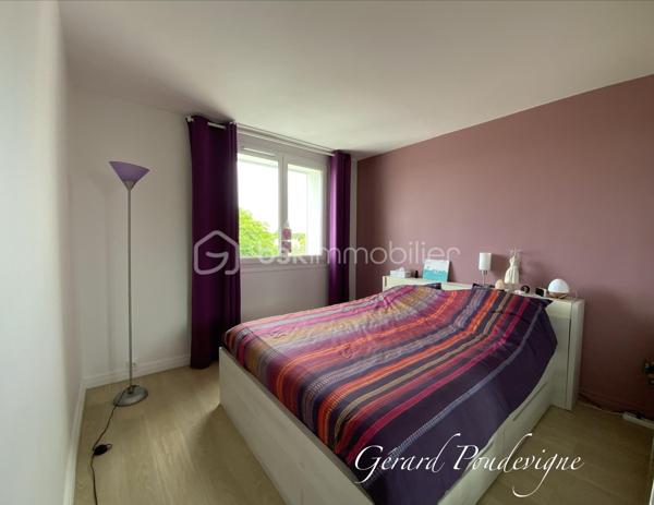 Au calme et sans vis à vis, grand 4 pièces en triple exposition.
Séjour double , 3 chambres.
Cuisine aménagée en parfait état.
Salle de Bain avec Buanderie.
Wc suspendus indépendants.
Cave et parking privé
Résidence avec Gardien, ascenseur, sécurisée et ravalée
Pas de travaux à prévoir.