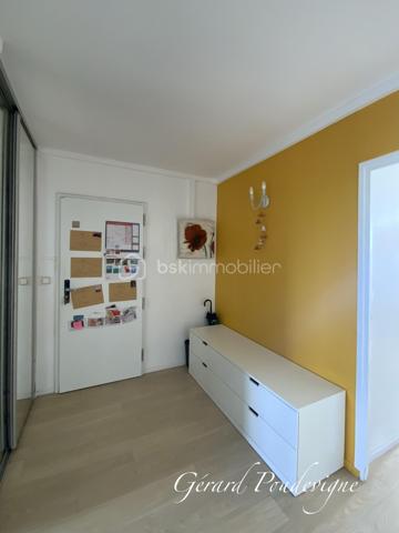 Au calme et sans vis à vis, grand 4 pièces en triple exposition.
Séjour double , 3 chambres.
Cuisine aménagée en parfait état.
Salle de Bain avec Buanderie.
Wc suspendus indépendants.
Cave et parking privé
Résidence avec Gardien, ascenseur, sécurisée et ravalée
Pas de travaux à prévoir.