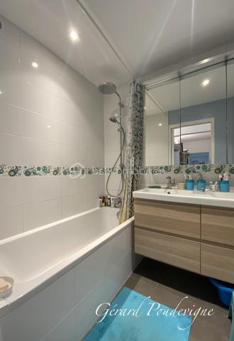 Au calme et sans vis à vis, grand 4 pièces en triple exposition.
Séjour double , 3 chambres.
Cuisine aménagée en parfait état.
Salle de Bain avec Buanderie.
Wc suspendus indépendants.
Cave et parking privé
Résidence avec Gardien, ascenseur, sécurisée et ravalée
Pas de travaux à prévoir.
