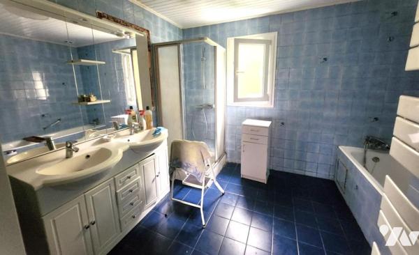 Maison de charme mêlant pierre et bois