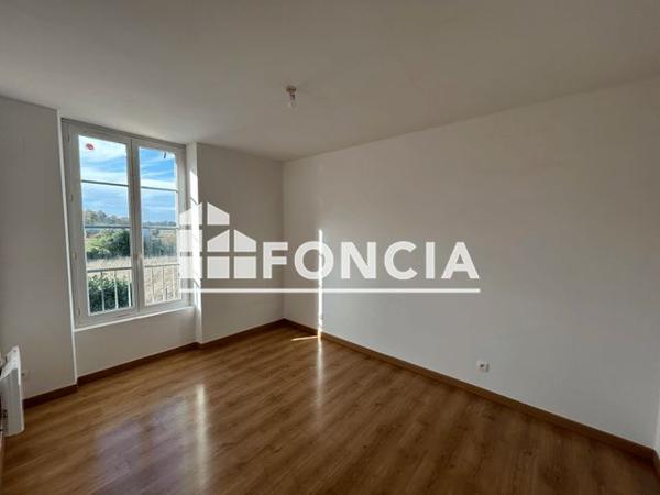 Location Appartement 3 pièces 102 m² - 11 Rue des Ecoles Castelferrus 82100