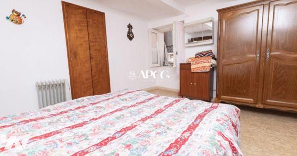 A VENDRE ENSEMBLE IMMOBILIER A RENOVER CENTRE NYONS 