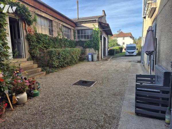 immeuble avec 4 appartements + grande dépendance