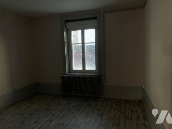 Immeuble de ville avec local commercial et 2 appartements