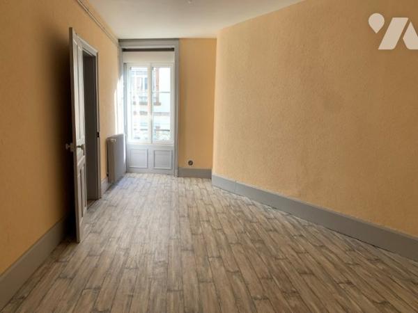 Immeuble de ville avec local commercial et 2 appartements