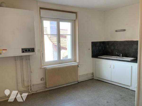 Immeuble de ville avec local commercial et 2 appartements