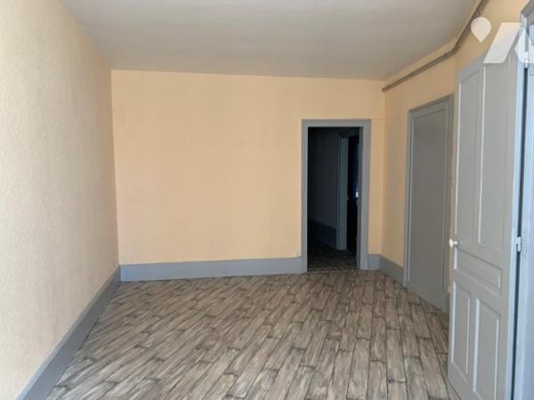 Immeuble de ville avec local commercial et 2 appartements