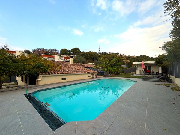 Le charme d'une maison familiale avec jardin, piscine et pool house à Cagnes-sur-Mer.
