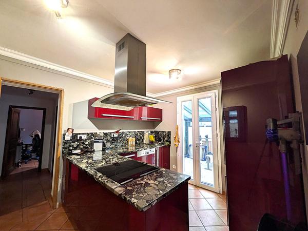 Le charme d'une maison familiale avec jardin, piscine et pool house à Cagnes-sur-Mer.