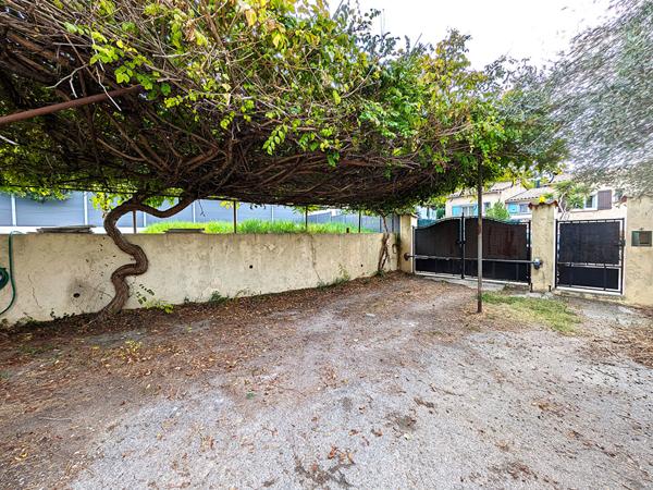 Le charme d'une maison familiale avec jardin, piscine et pool house à Cagnes-sur-Mer.