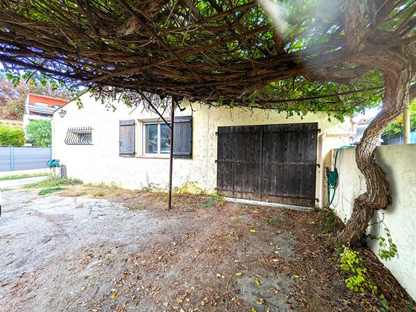 Le charme d'une maison familiale avec jardin, piscine et pool house à Cagnes-sur-Mer.
