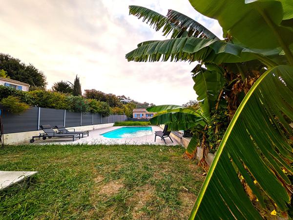 Le charme d'une maison familiale avec jardin, piscine et pool house à Cagnes-sur-Mer.