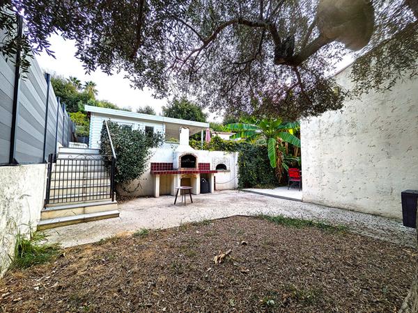 Le charme d'une maison familiale avec jardin, piscine et pool house à Cagnes-sur-Mer.