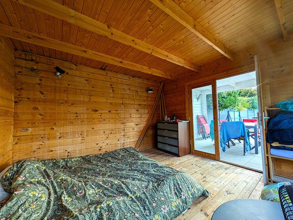 Le charme d'une maison familiale avec jardin, piscine et pool house à Cagnes-sur-Mer.