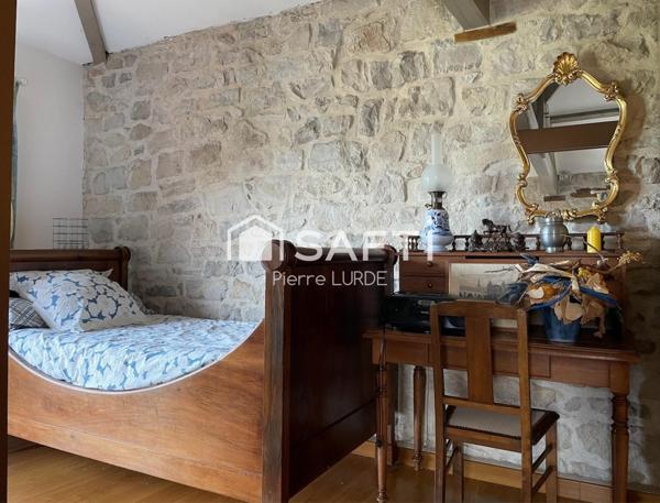 Maison en pierre de 245 m2, entièrement rénovée.