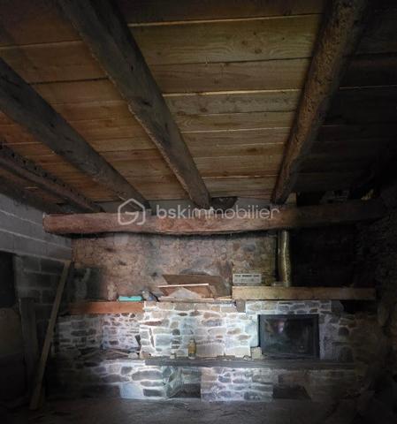 Votre prochain chez vous ou votre résidence secondaire à petit prix !
Cette maison en pierre de 90 m2 habitable est située dans un hameau sympathique et calme sur la commune de Saint Bonnet de Bellac (87300).

- Au rez-de-chaussée, une pièce de vie de 29 m2, une SDB de 6.5 m2 avec douche, meuble simple vasque et WC, 
Un palier après 4 marches dessert une pièce servant de chambre mais de seulement 7.3 m2 puis un salon lumineux de 15 m2 suivi d’une possible cuisine extérieure en travaux avec sortie sur le terrain. 

- À l'étage, 2 grandes chambres de 16 m2 chacune.

L'ensemble des ouvertures est en double vitrage PVC (hormis dans une chambre). 

- Deux grandes dépendances attenantes de 44 et 60 m2, cette dernière contenant un cellier fermé de 11.9 m2 accueillant le ballon d'eau chaude, un WC et les branchements nécessaires en eau et électricité. 

- Cette maison nécessite des travaux mais offre de grandes possibilités d'extension de la surface habitable grâce à ses dépendances, d'ailleurs, il est à noter qu'une ouverture a été créée pour relier la pièce de vie avec la grange de 44 m2 (alimentée en eaux et électricité).

Le terrain de 374 m2 situé en hauteur par rapport à la route ajoute une certaine intimité. 
Également, une terrasse de 18 m2 bétonnée avec barbecue et bac à eau est bien agréable.
Le stationnement est possible devant la grange.

Les bâtiments sont sains et une grande partie de la toiture a été refaite depuis 2010. 
Raccordement au tout à l'égout. 

Toutes nécessités à environ 10kms.

Non soumise au DPE, chauffage inexistant, toutefois la cheminée est tubée pour accueillir un poêle à granulés.

Prix du bien : 45 000,00 €
Les honoraires d'agence sont à la charge du vendeur.

Les informations sur les risques auxquels ce bien est exposé sont disponibles sur le site Géorisques : www.georisques.gouv.fr

Contact : 0621062197
Mail : d.oesterreicher@bskimmobilier.com

—----------

Your next home or second home at a low price!
This 90 m² stone house is located in a pleasant and quiet hamlet in the commune of Saint Bonnet de Bellac (87300).

On the ground floor, there is a 29 m² living room, a 6.5 m² bathroom with shower, single sink unit and toilet.
A landing after 4 steps leads to a room used as a bedroom but only 7.3 m² in size, then a bright 15 m² lounge followed by a possible outdoor kitchen under construction with access to the grounds. 

Upstairs, there are 2 large bedrooms, each 16 m² in size.

All windows are double-glazed PVC (except in one bedroom). 

Two large adjoining outbuildings of 44 and 60 m², the latter containing a closed storeroom of 11.9 m² housing the hot water tank, a WC and the necessary water and electricity connections.

This house requires some work but offers great potential for extending the living space thanks to its outbuildings. It should be noted that an opening has been created to connect the living room with the 44 m² barn (supplied with water and electricity).

The 374 m² plot of land, located above the road, adds a certain amount of privacy. 
There is also a pleasant 18 m² concrete terrace with a barbecue and water tank. 
Parking is available in front of the barn.

The buildings are in good condition and much of the roof has been redone since 2010. 
Connected to mains drainage. 

All amenities within approximately 10km away.

Not subject to energy performance certification, no heating, however the chimney is lined to accommodate a wood-burning stove.

Property price: €45,000
Agency fees payable by the seller.

Contact: 0621062197
Email: d.oesterreicher@bskimmobilier.com