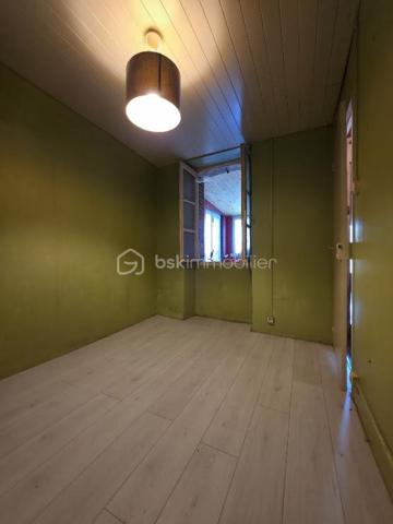Votre prochain chez vous ou votre résidence secondaire à petit prix !
Cette maison en pierre de 90 m2 habitable est située dans un hameau sympathique et calme sur la commune de Saint Bonnet de Bellac (87300).

- Au rez-de-chaussée, une pièce de vie de 29 m2, une SDB de 6.5 m2 avec douche, meuble simple vasque et WC, 
Un palier après 4 marches dessert une pièce servant de chambre mais de seulement 7.3 m2 puis un salon lumineux de 15 m2 suivi d’une possible cuisine extérieure en travaux avec sortie sur le terrain. 

- À l'étage, 2 grandes chambres de 16 m2 chacune.

L'ensemble des ouvertures est en double vitrage PVC (hormis dans une chambre). 

- Deux grandes dépendances attenantes de 44 et 60 m2, cette dernière contenant un cellier fermé de 11.9 m2 accueillant le ballon d'eau chaude, un WC et les branchements nécessaires en eau et électricité. 

- Cette maison nécessite des travaux mais offre de grandes possibilités d'extension de la surface habitable grâce à ses dépendances, d'ailleurs, il est à noter qu'une ouverture a été créée pour relier la pièce de vie avec la grange de 44 m2 (alimentée en eaux et électricité).

Le terrain de 374 m2 situé en hauteur par rapport à la route ajoute une certaine intimité. 
Également, une terrasse de 18 m2 bétonnée avec barbecue et bac à eau est bien agréable.
Le stationnement est possible devant la grange.

Les bâtiments sont sains et une grande partie de la toiture a été refaite depuis 2010. 
Raccordement au tout à l'égout. 

Toutes nécessités à environ 10kms.

Non soumise au DPE, chauffage inexistant, toutefois la cheminée est tubée pour accueillir un poêle à granulés.

Prix du bien : 45 000,00 €
Les honoraires d'agence sont à la charge du vendeur.

Les informations sur les risques auxquels ce bien est exposé sont disponibles sur le site Géorisques : www.georisques.gouv.fr

Contact : 0621062197
Mail : d.oesterreicher@bskimmobilier.com

—----------

Your next home or second home at a low price!
This 90 m² stone house is located in a pleasant and quiet hamlet in the commune of Saint Bonnet de Bellac (87300).

On the ground floor, there is a 29 m² living room, a 6.5 m² bathroom with shower, single sink unit and toilet.
A landing after 4 steps leads to a room used as a bedroom but only 7.3 m² in size, then a bright 15 m² lounge followed by a possible outdoor kitchen under construction with access to the grounds. 

Upstairs, there are 2 large bedrooms, each 16 m² in size.

All windows are double-glazed PVC (except in one bedroom). 

Two large adjoining outbuildings of 44 and 60 m², the latter containing a closed storeroom of 11.9 m² housing the hot water tank, a WC and the necessary water and electricity connections.

This house requires some work but offers great potential for extending the living space thanks to its outbuildings. It should be noted that an opening has been created to connect the living room with the 44 m² barn (supplied with water and electricity).

The 374 m² plot of land, located above the road, adds a certain amount of privacy. 
There is also a pleasant 18 m² concrete terrace with a barbecue and water tank. 
Parking is available in front of the barn.

The buildings are in good condition and much of the roof has been redone since 2010. 
Connected to mains drainage. 

All amenities within approximately 10km away.

Not subject to energy performance certification, no heating, however the chimney is lined to accommodate a wood-burning stove.

Property price: €45,000
Agency fees payable by the seller.

Contact: 0621062197
Email: d.oesterreicher@bskimmobilier.com