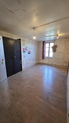 Votre prochain chez vous ou votre résidence secondaire à petit prix !
Cette maison en pierre de 90 m2 habitable est située dans un hameau sympathique et calme sur la commune de Saint Bonnet de Bellac (87300).

- Au rez-de-chaussée, une pièce de vie de 29 m2, une SDB de 6.5 m2 avec douche, meuble simple vasque et WC, 
Un palier après 4 marches dessert une pièce servant de chambre mais de seulement 7.3 m2 puis un salon lumineux de 15 m2 suivi d’une possible cuisine extérieure en travaux avec sortie sur le terrain. 

- À l'étage, 2 grandes chambres de 16 m2 chacune.

L'ensemble des ouvertures est en double vitrage PVC (hormis dans une chambre). 

- Deux grandes dépendances attenantes de 44 et 60 m2, cette dernière contenant un cellier fermé de 11.9 m2 accueillant le ballon d'eau chaude, un WC et les branchements nécessaires en eau et électricité. 

- Cette maison nécessite des travaux mais offre de grandes possibilités d'extension de la surface habitable grâce à ses dépendances, d'ailleurs, il est à noter qu'une ouverture a été créée pour relier la pièce de vie avec la grange de 44 m2 (alimentée en eaux et électricité).

Le terrain de 374 m2 situé en hauteur par rapport à la route ajoute une certaine intimité. 
Également, une terrasse de 18 m2 bétonnée avec barbecue et bac à eau est bien agréable.
Le stationnement est possible devant la grange.

Les bâtiments sont sains et une grande partie de la toiture a été refaite depuis 2010. 
Raccordement au tout à l'égout. 

Toutes nécessités à environ 10kms.

Non soumise au DPE, chauffage inexistant, toutefois la cheminée est tubée pour accueillir un poêle à granulés.

Prix du bien : 45 000,00 €
Les honoraires d'agence sont à la charge du vendeur.

Les informations sur les risques auxquels ce bien est exposé sont disponibles sur le site Géorisques : www.georisques.gouv.fr

Contact : 0621062197
Mail : d.oesterreicher@bskimmobilier.com

—----------

Your next home or second home at a low price!
This 90 m² stone house is located in a pleasant and quiet hamlet in the commune of Saint Bonnet de Bellac (87300).

On the ground floor, there is a 29 m² living room, a 6.5 m² bathroom with shower, single sink unit and toilet.
A landing after 4 steps leads to a room used as a bedroom but only 7.3 m² in size, then a bright 15 m² lounge followed by a possible outdoor kitchen under construction with access to the grounds. 

Upstairs, there are 2 large bedrooms, each 16 m² in size.

All windows are double-glazed PVC (except in one bedroom). 

Two large adjoining outbuildings of 44 and 60 m², the latter containing a closed storeroom of 11.9 m² housing the hot water tank, a WC and the necessary water and electricity connections.

This house requires some work but offers great potential for extending the living space thanks to its outbuildings. It should be noted that an opening has been created to connect the living room with the 44 m² barn (supplied with water and electricity).

The 374 m² plot of land, located above the road, adds a certain amount of privacy. 
There is also a pleasant 18 m² concrete terrace with a barbecue and water tank. 
Parking is available in front of the barn.

The buildings are in good condition and much of the roof has been redone since 2010. 
Connected to mains drainage. 

All amenities within approximately 10km away.

Not subject to energy performance certification, no heating, however the chimney is lined to accommodate a wood-burning stove.

Property price: €45,000
Agency fees payable by the seller.

Contact: 0621062197
Email: d.oesterreicher@bskimmobilier.com