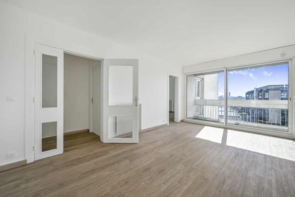 Paris (75010) Paris 10ème Hôpital Saint-Louis / rue Saint-Maur - grand deux pièces avec sa loggia