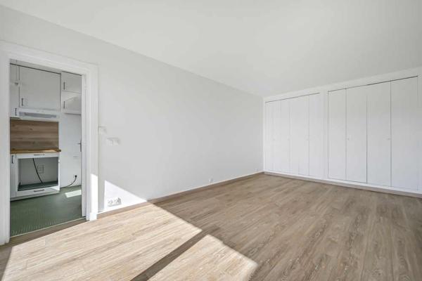 Paris (75010) Paris 10ème Hôpital Saint-Louis / rue Saint-Maur - grand deux pièces avec sa loggia