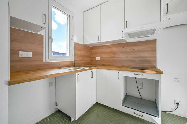 Paris (75010) Paris 10ème Hôpital Saint-Louis / rue Saint-Maur - grand deux pièces avec sa loggia