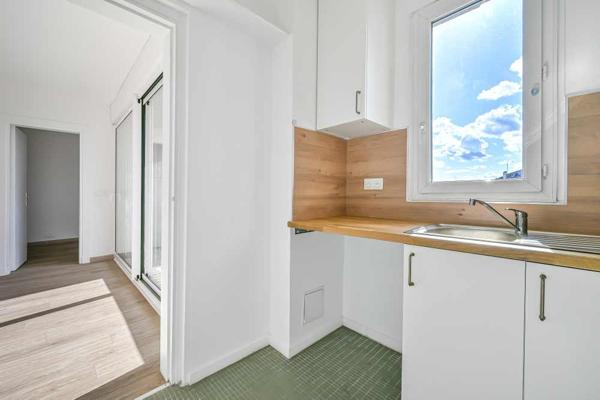 Paris (75010) Paris 10ème Hôpital Saint-Louis / rue Saint-Maur - grand deux pièces avec sa loggia