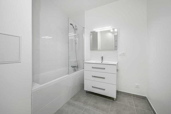 Paris (75010) Paris 10ème Hôpital Saint-Louis / rue Saint-Maur - grand deux pièces avec sa loggia