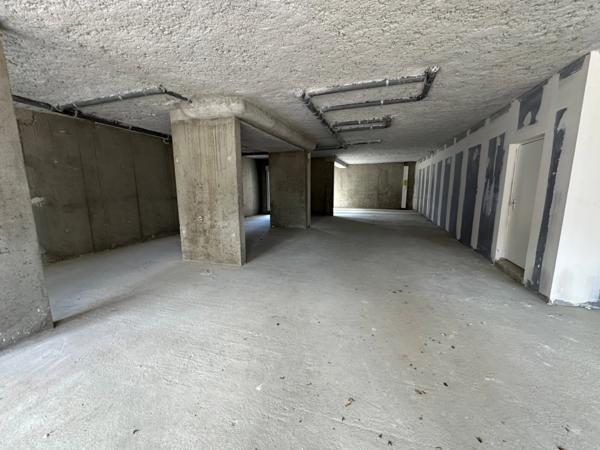 à vendre MURS Local commercial SAINT BONNET DE MURE (69), murs commerciaux de 179m2 sur axe principal, brut de béton