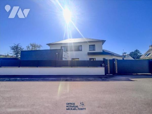 Cette élégante maison d'habitation (2022 - conforme à la réglementation thermique RT 2020) d'un...