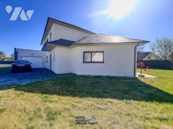 Cette élégante maison d'habitation (2022 - conforme à la réglementation thermique RT 2020) d'un...