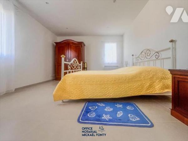 Cette élégante maison d'habitation (2022 - conforme à la réglementation thermique RT 2020) d'un...