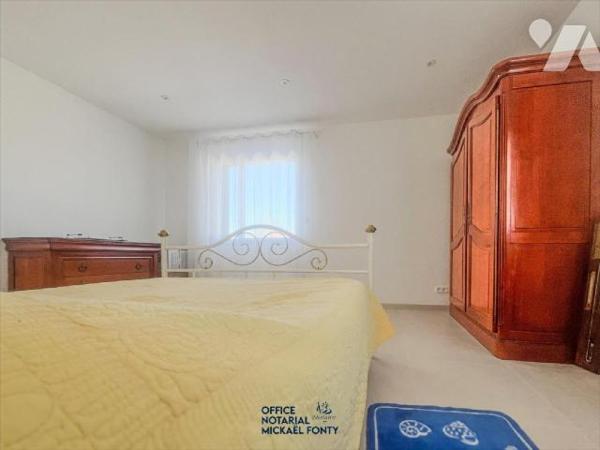 Cette élégante maison d'habitation (2022 - conforme à la réglementation thermique RT 2020) d'un...