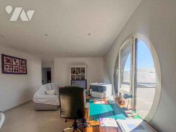 Cette élégante maison d'habitation (2022 - conforme à la réglementation thermique RT 2020) d'un...