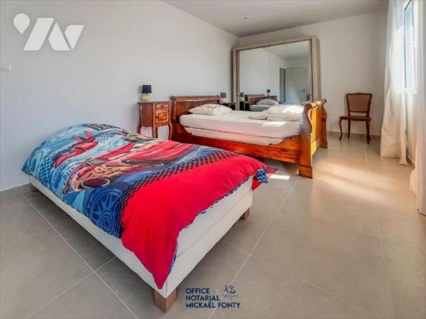 Cette élégante maison d'habitation (2022 - conforme à la réglementation thermique RT 2020) d'un...